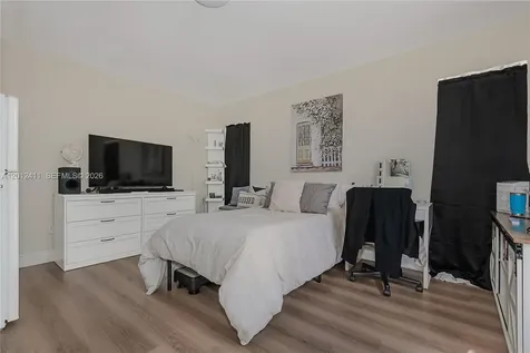 395 W 39th Place Hialeah FL 33012