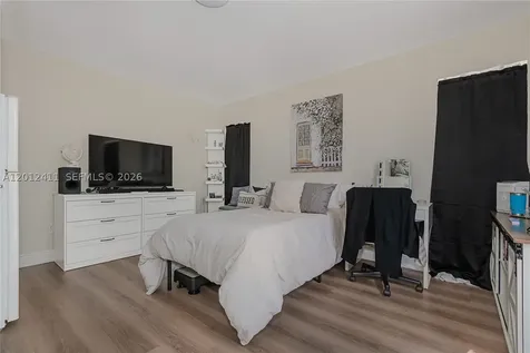 395 W 39th Place Hialeah FL 33012