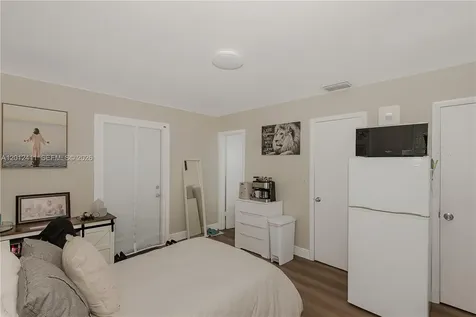 395 W 39th Place Hialeah FL 33012