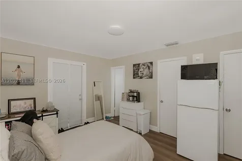 395 W 39th Place Hialeah FL 33012