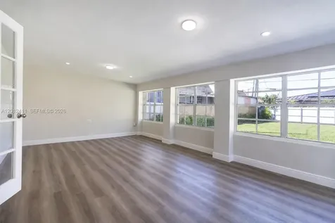 395 W 39th Place Hialeah FL 33012