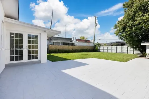 395 W 39th Place Hialeah FL 33012