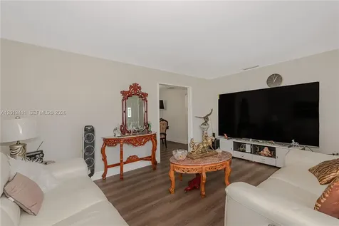395 W 39th Place Hialeah FL 33012