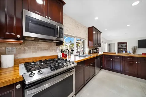 31 SE 12th Street Pompano Beach FL 33060