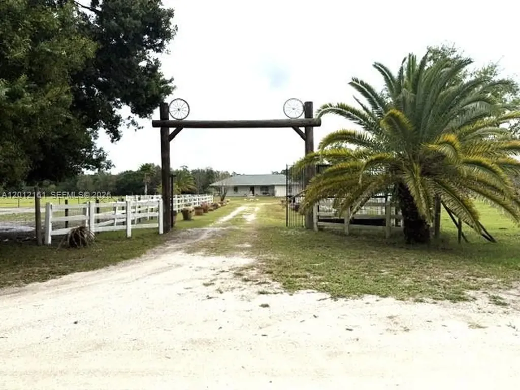 2416 Vance Avenue Lorida FL 33857