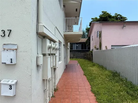 837 SE 8th Court Hialeah FL 33010