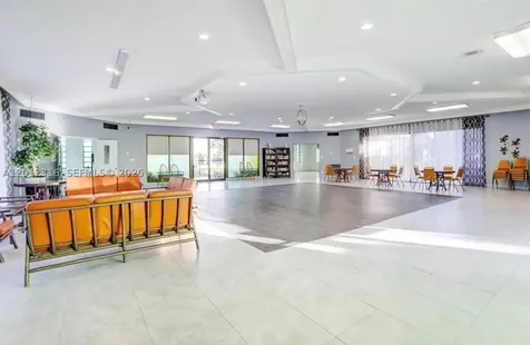 5031 W Oakland Park Boulevard Lauderdale Lakes FL 33313