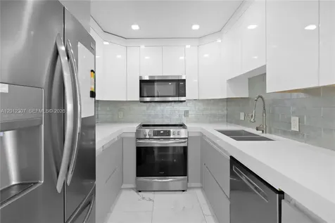 3675 N Country Club Drive Aventura FL 33180