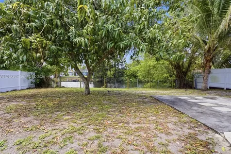 7811 SW 9th Street North Lauderdale FL 33068