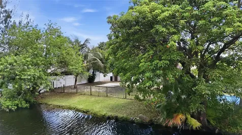 7811 SW 9th Street North Lauderdale FL 33068