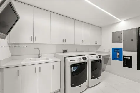 5255 Collins Avenue Miami Beach FL 33140