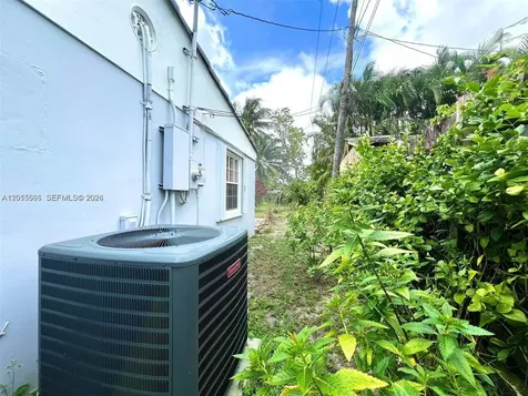 1465 SW 28th Way Fort Lauderdale FL 33312