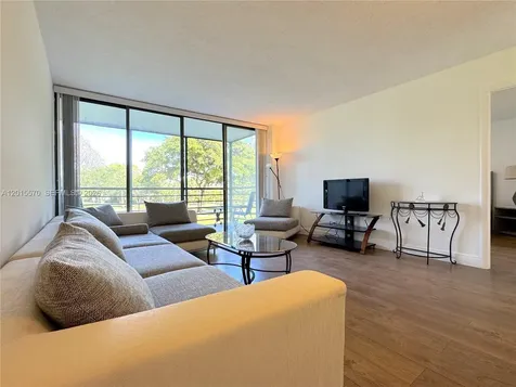 20400 W Country Club Drive Aventura FL 33180