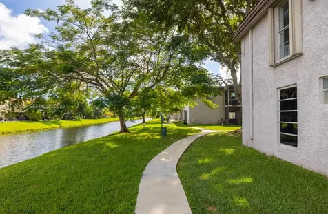 10385 N Kendall Drive Miami FL 33176