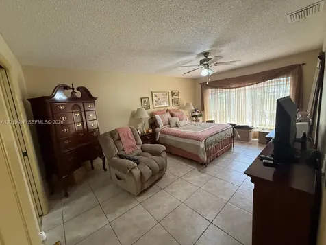 19300 W Lake Drive Hialeah FL 33015