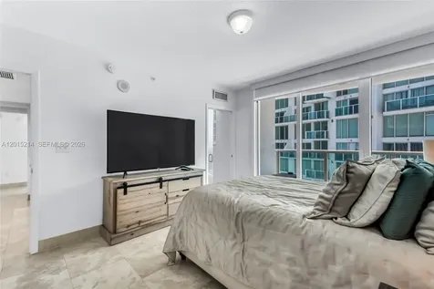 31 SE 5th Street Miami FL 33131