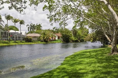 400 Palm Circle W Pembroke Pines FL 33025