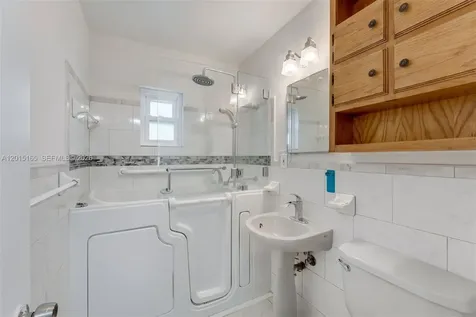 2674 W 8th Court Hialeah FL 33010