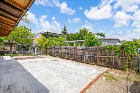2385 NW 32nd Street Miami FL 33142