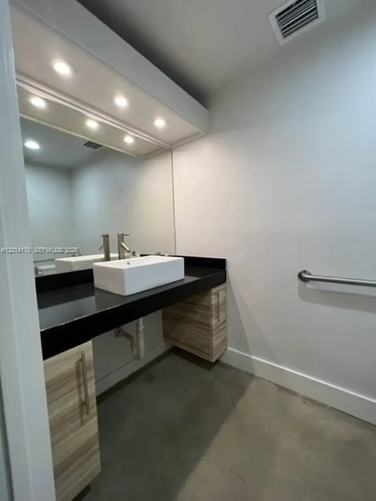 721 NE 3rd Avenue Fort Lauderdale FL 33304