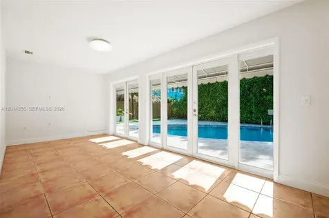 512 Warren Lane Key Biscayne FL 33149