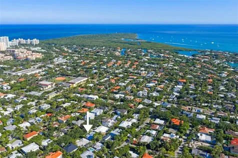 512 Warren Lane Key Biscayne FL 33149