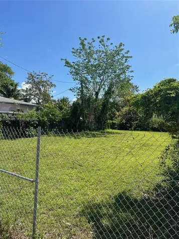 3033 NW 8th Avenue Miami FL 33127