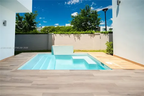 10381 NW 67th Terrace Doral FL 33178