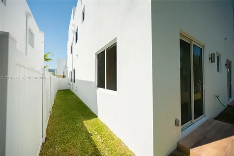 10381 NW 67th Terrace Doral FL 33178