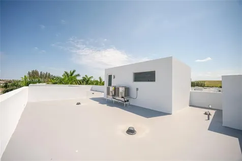 10381 NW 67th Terrace Doral FL 33178