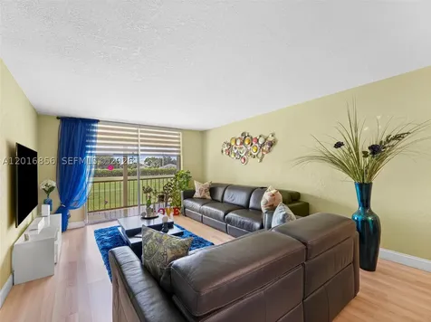 9820 S Hollybrook Lake Drive Pembroke Pines FL 33025