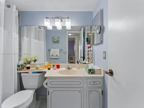 9820 S Hollybrook Lake Drive Pembroke Pines FL 33025
