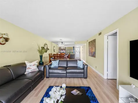 9820 S Hollybrook Lake Drive Pembroke Pines FL 33025