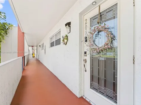 9820 S Hollybrook Lake Drive Pembroke Pines FL 33025