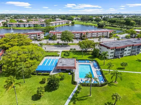 9820 S Hollybrook Lake Drive Pembroke Pines FL 33025