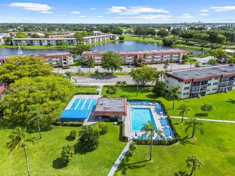 9820 S Hollybrook Lake Drive Pembroke Pines FL 33025