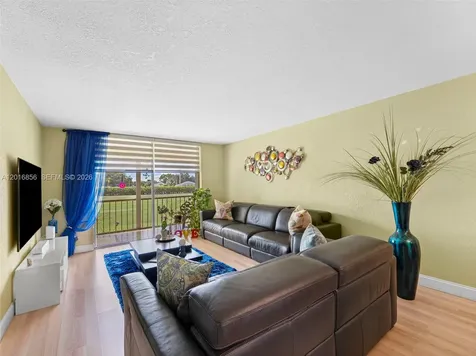 9820 S Hollybrook Lake Drive Pembroke Pines FL 33025