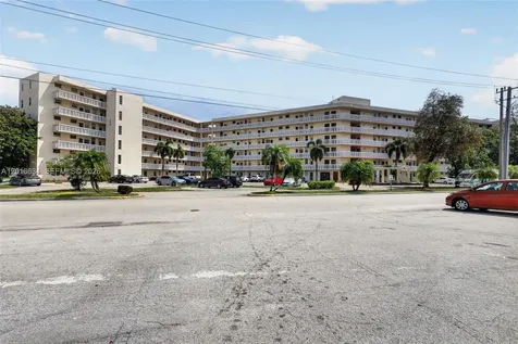 2905 Point East Drive Aventura FL 33160