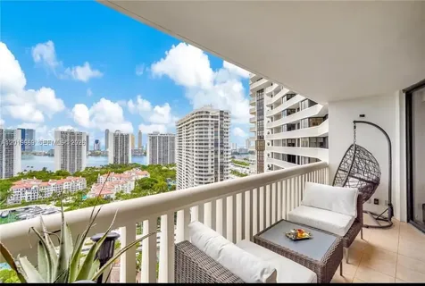 1000 W Island Boulevard Aventura FL 33160