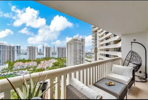 1000 W Island Boulevard Aventura FL 33160