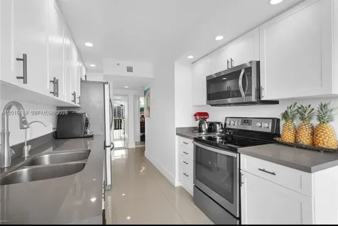 1000 W Island Boulevard Aventura FL 33160