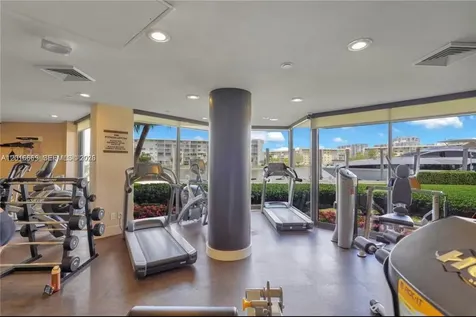 1000 W Island Boulevard Aventura FL 33160