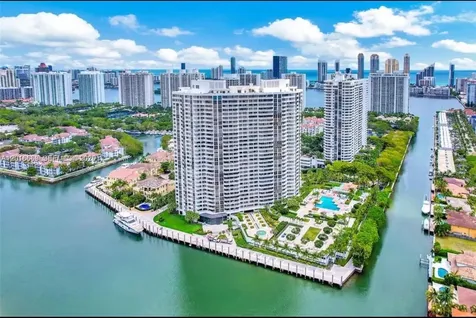 1000 W Island Boulevard Aventura FL 33160