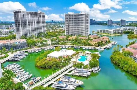 1000 W Island Boulevard Aventura FL 33160