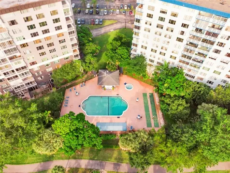 4001 Hillcrest Drive Hollywood FL 33021