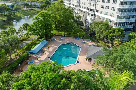 4001 Hillcrest Drive Hollywood FL 33021