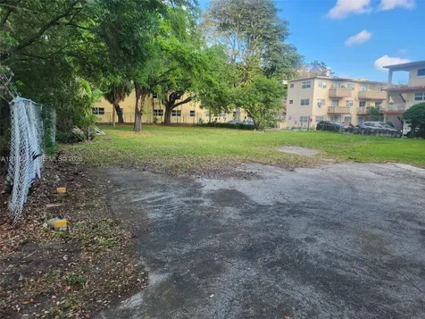 2470 NW 14th Street Miami FL 33125