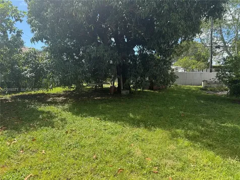 50 E 44th Street Hialeah FL 33013