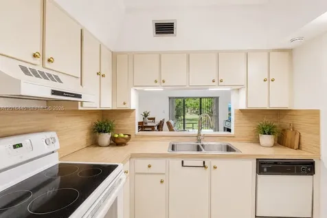 425 W Park Drive Miami FL 33172