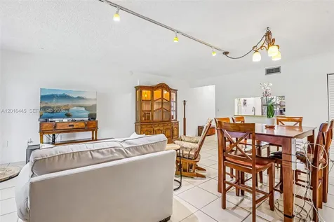 425 W Park Drive Miami FL 33172